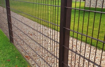2Ds tvoros segmentas 6/8/6 1230x2500 mm cinkuotas (rudos spalvos RAL8017) Paneļu žogi (3D, 2D)
