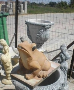 Concrete frog-fountain. Decorative concrete products