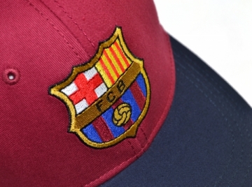 F.C. Barcelona kepurėlė su snapeliu (Raudona su mėlyna)