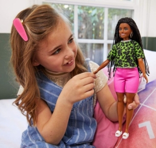 GHW58 Barbie Fashionistas Doll with Long Brunette Braids Wearing Neon Green Animal-Print Top MATTEL