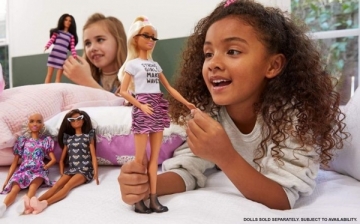Lėlė Barbie Fashionistas Doll with Long White Blonde Hair Wearing Graphic T-Shirt GHW62