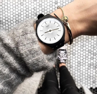 Moteriškas laikrodis Swatch Skinnoir SVUB100
