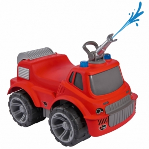 Paspiriamas ugniagesių automobilis su vandens patranka
