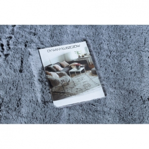 Šviesiai pilkas kailio imitacijos kilimas LAPIN | 120x160 cm
