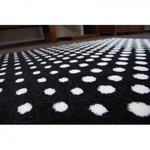 Taškeliais margintas kilimas su juodais akcentais SKETCH | 120x170 cm 