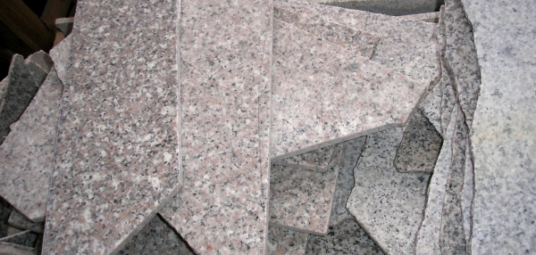 Įvairių spalvų daužytos granito plytelės paveikslėlis 1 iš 3