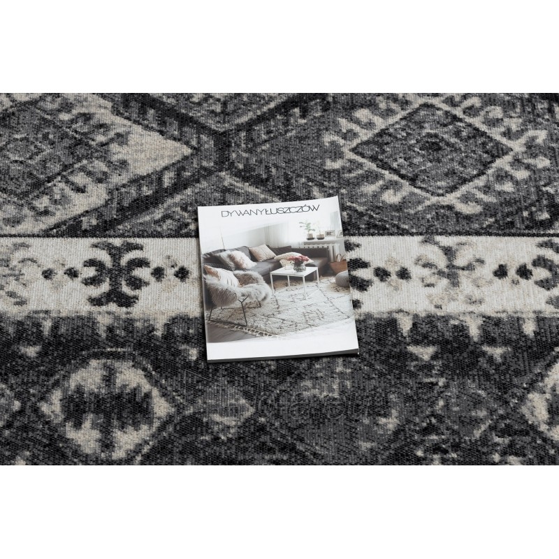 Modernus kilimas su juodos spalvos akcentais MUNDO Etnic | 140x190 cm paveikslėlis 1 iš 16