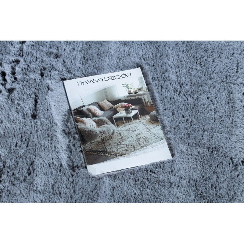 Šviesiai pilkas kailio imitacijos kilimas LAPIN | 160x220 cm paveikslėlis 1 iš 16