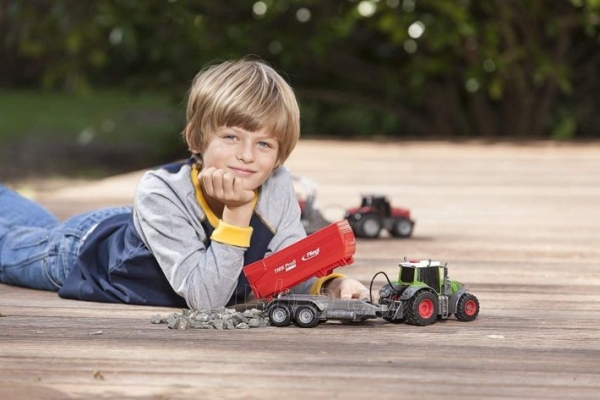Žaislinis traktorius su šviesos ir garso efektais Dickie Toys Vario Fendt 203737002 - 41 cm paveikslėlis 1 iš 6